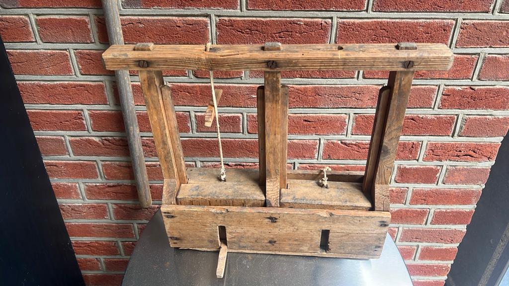 Antieke houten muizenval, Ophalen