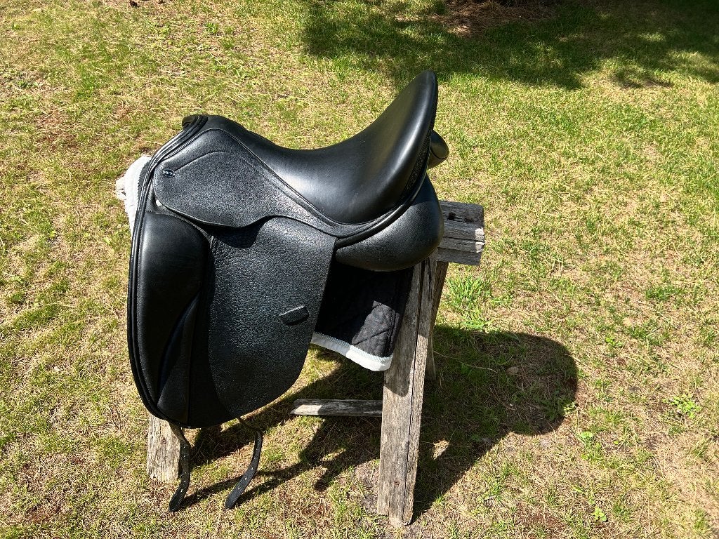 Fryso dressuur zadel 18 inch, Ophalen of Verzenden, Zo goed als nieuw, Dressuur