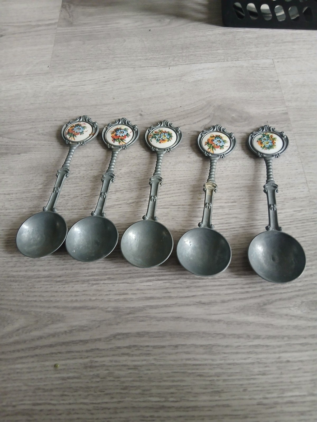 Set van 5 vintage tinnen lepels met bloemmotief, Ophalen of Verzenden