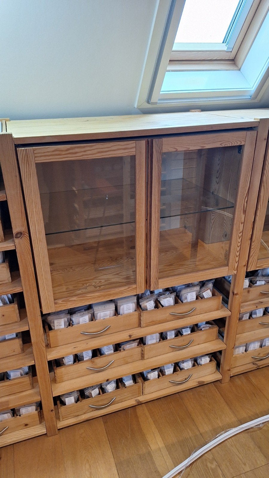 2 maal Ivar Vitrinekast 80x50x58 cm (LxBxH) met glazenplaat, Huis en Inrichting, Ophalen, Overige houtsoorten, 50 tot 100 cm, Minder dan 100 cm