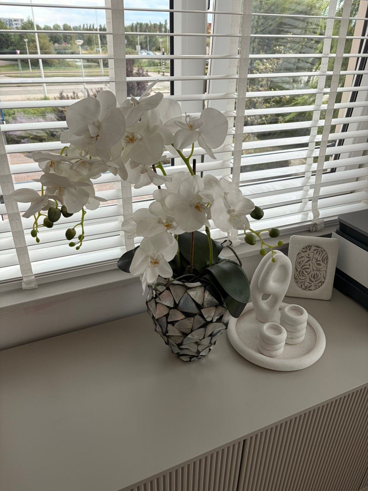 Schelpenvaas met orchideeën, Ophalen, Zo goed als nieuw