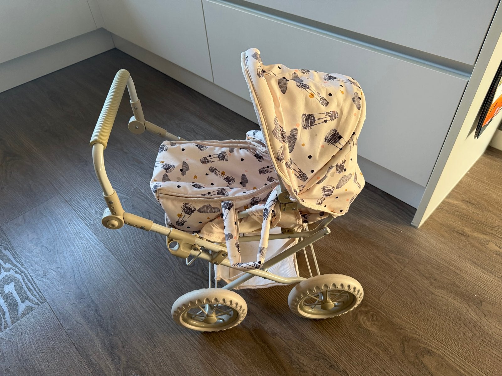 Skrållan Poppenwagen 2-in-1 - Luchtballon Design, Kinderen en Baby's, Speelgoed | Poppen, Ophalen, Zo goed als nieuw, Overige typen
