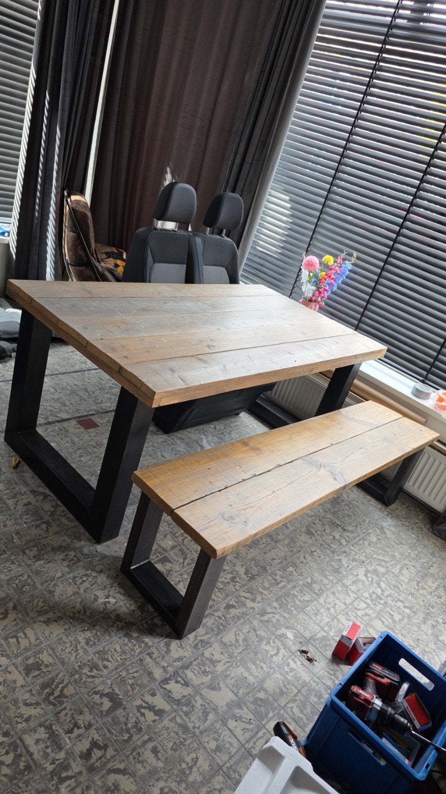 Robuuste eettafel van hout en metaal, Huis en Inrichting, Overige houtsoorten, Gebruikt, 100 tot 150 cm, Industrieel, Landelijk