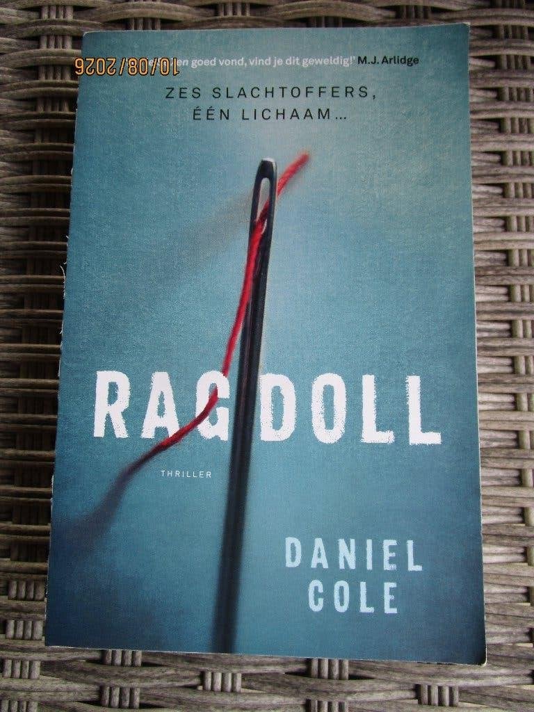 Ragdoll - Daniel Cole (Thriller), Gelezen, Europa overig, Ophalen of Verzenden, Daniel Cole