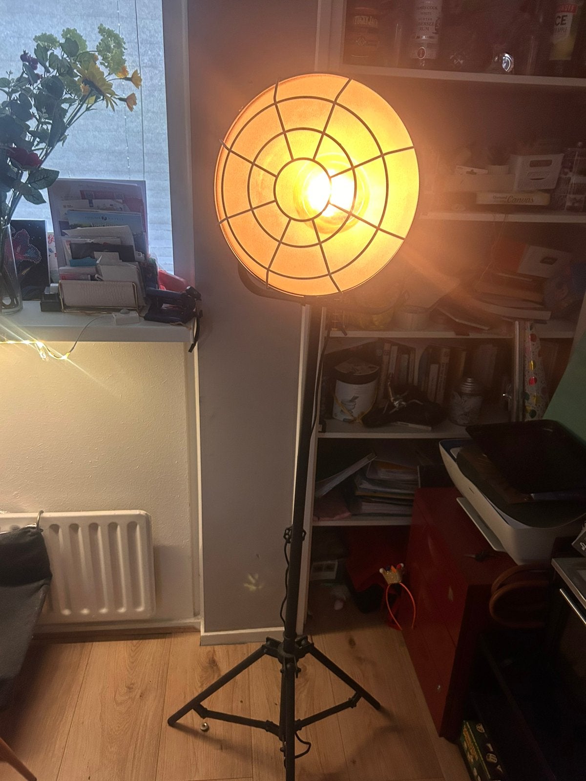 Industriële vloerlamp / studiolamp op statief – grote spot, Huis en Inrichting, Lampen | Vloerlampen, Ophalen, Zo goed als nieuw