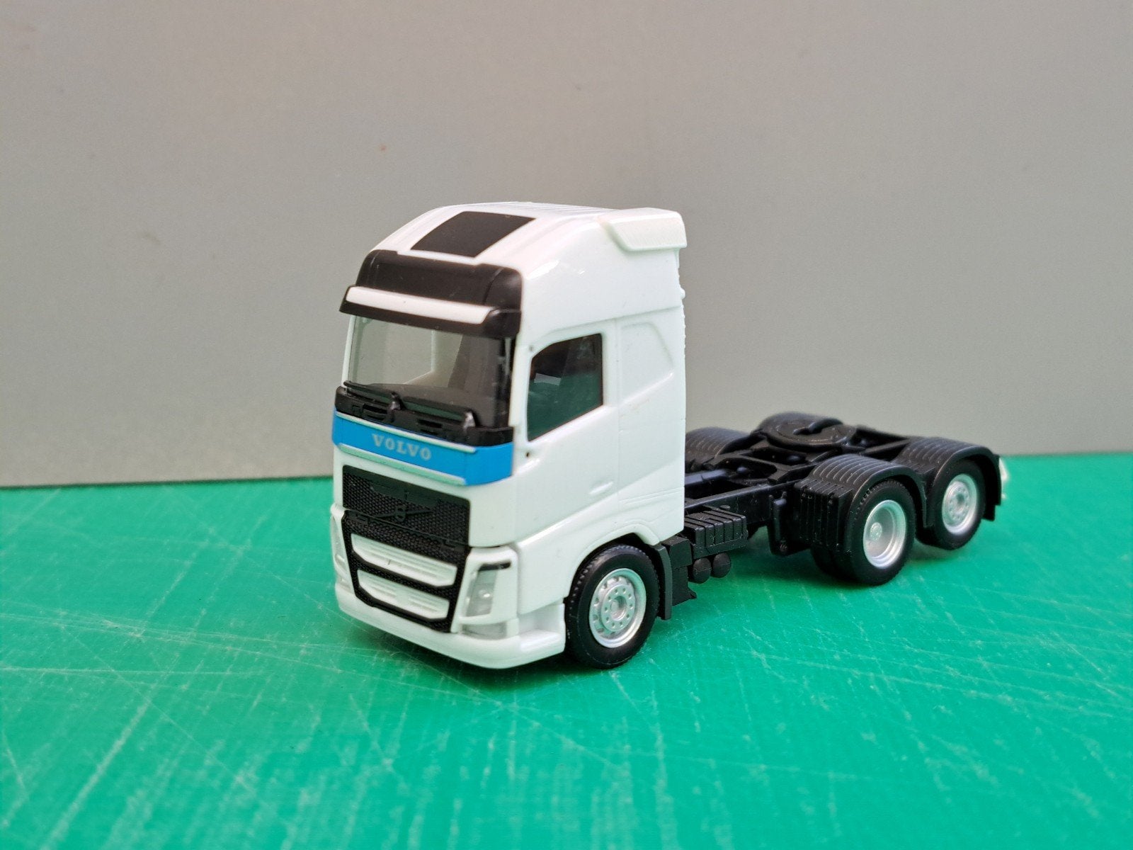 Herpa Volvo FH Globetrotter XL lang chassis trekker 1:87, Ophalen of Verzenden, Gebruikt, Bus of Vrachtwagen, Herpa