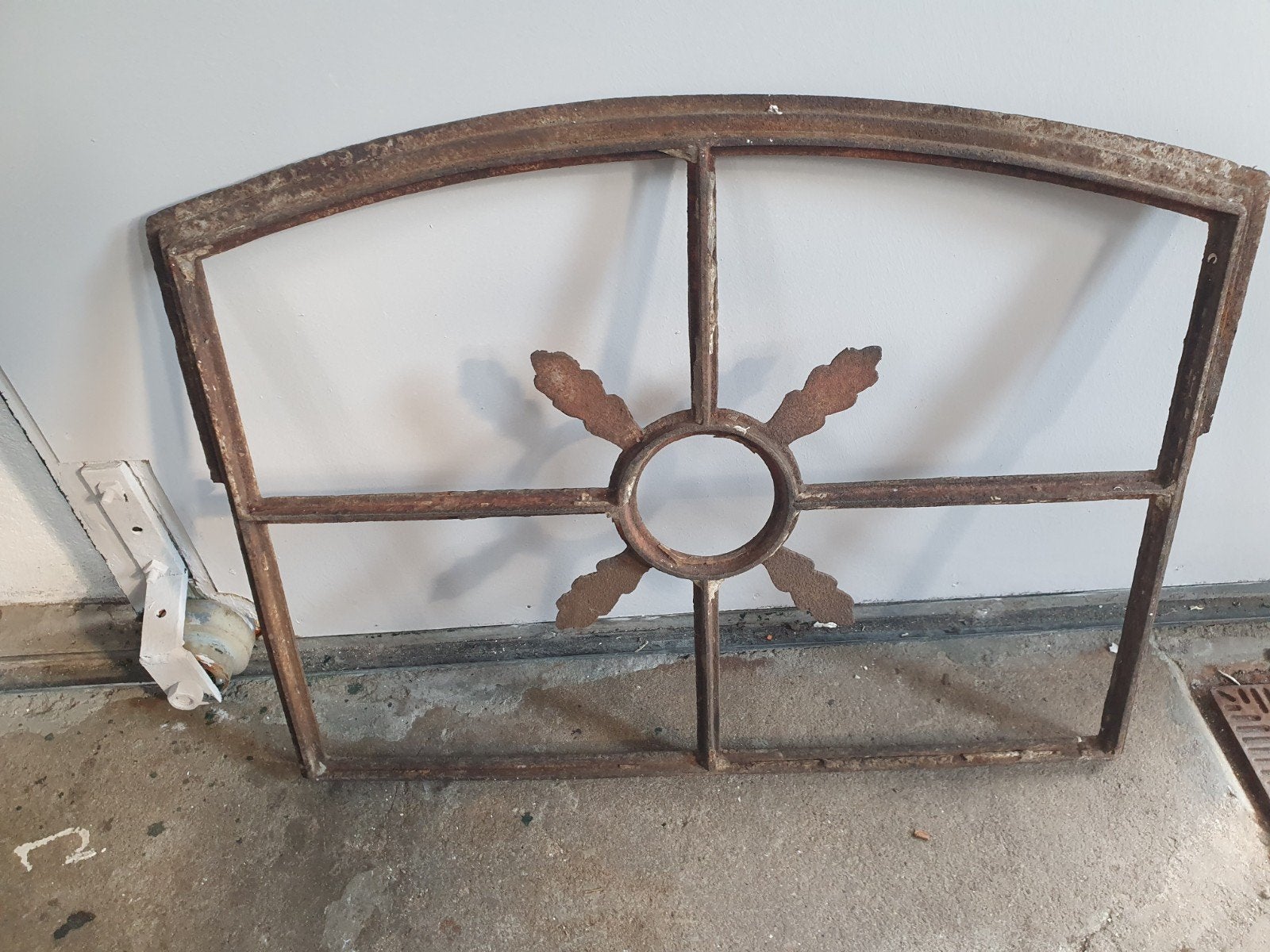 Antiek smeedijzeren raamwerk met decoratie, Ophalen