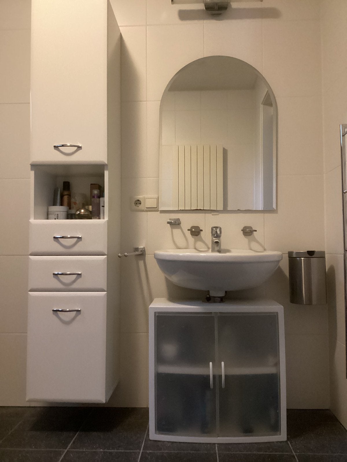 wastafel, spiegel, onderkastje, kraan en handdoeken kastje., Doe-het-zelf en Verbouw, Sanitair, Ophalen, Gebruikt, Rvs, Wastafel