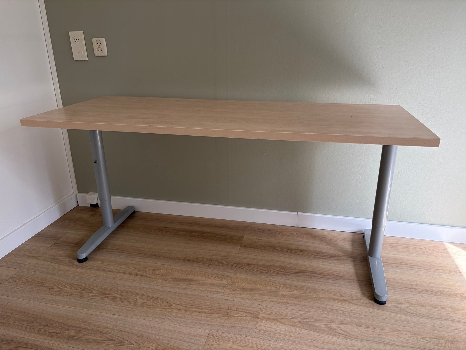 Bureau met in hoogte verstelbare poten, Overige typen, 160 cm, 63 cm, Spaanplaat of MDF