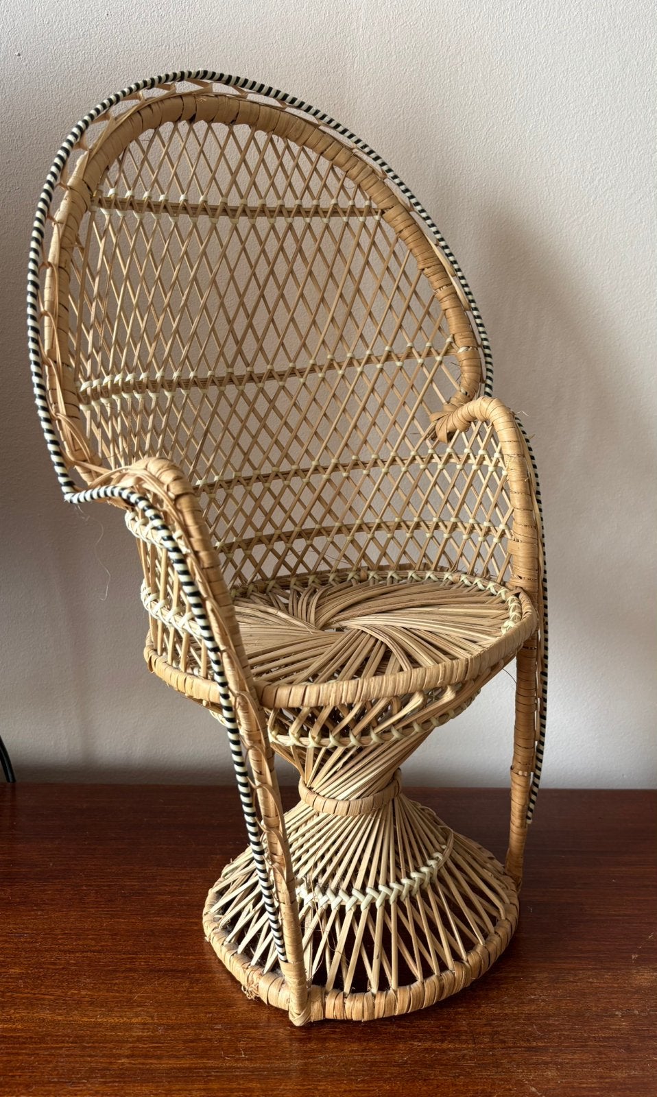 Vintage retro rotan poppenstoel, Kinderen en Baby's, Speelgoed | Poppen, Ophalen of Verzenden, Zo goed als nieuw, Overige typen