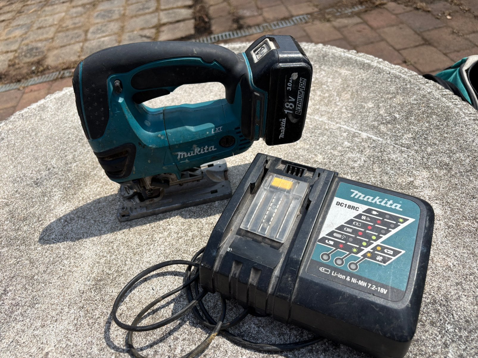 Makita decoupeerzaag met accu en oplader, Doe-het-zelf en Verbouw, Gereedschap | Zaagmachines, Decoupeerzaag, Ophalen of Verzenden