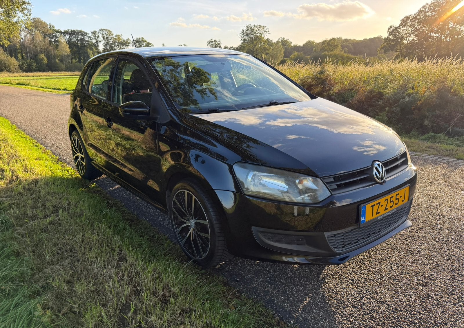 Volkswagen Polo 1.2 5deurs 2011 Zwart, 17 inch velgen, Auto's, Voorwielaandrijving, 967 kg, 40 €/maand, 1198 cc