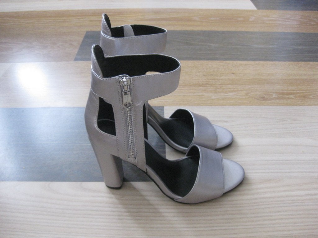 Nieuwe zilverkleurige leren sandalen van Calvin Klein, mt 38, Kleding | Dames, Overige kleuren, Verzenden, Nieuw, Sandalen of Muiltjes