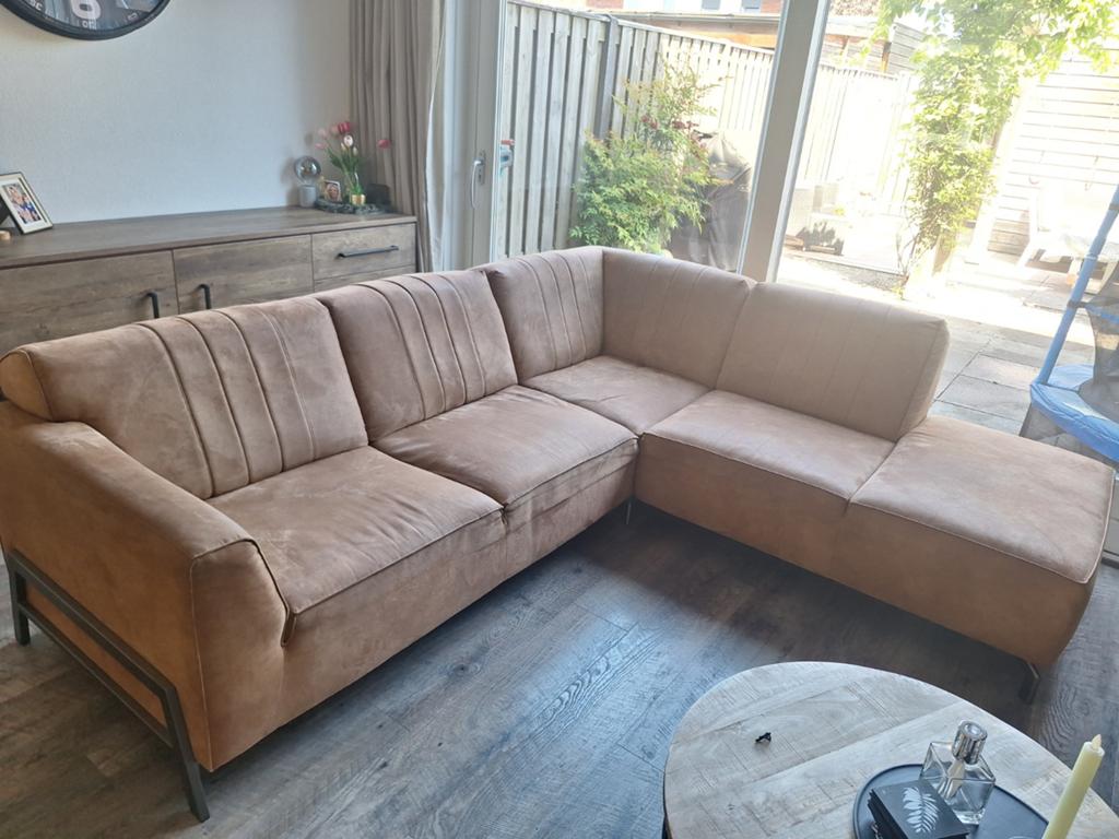 Moderne hoekbank in bruine stof - Zo goed als nieuw, Ophalen, 250 tot 300 cm, Gebruikt, 100 tot 125 cm