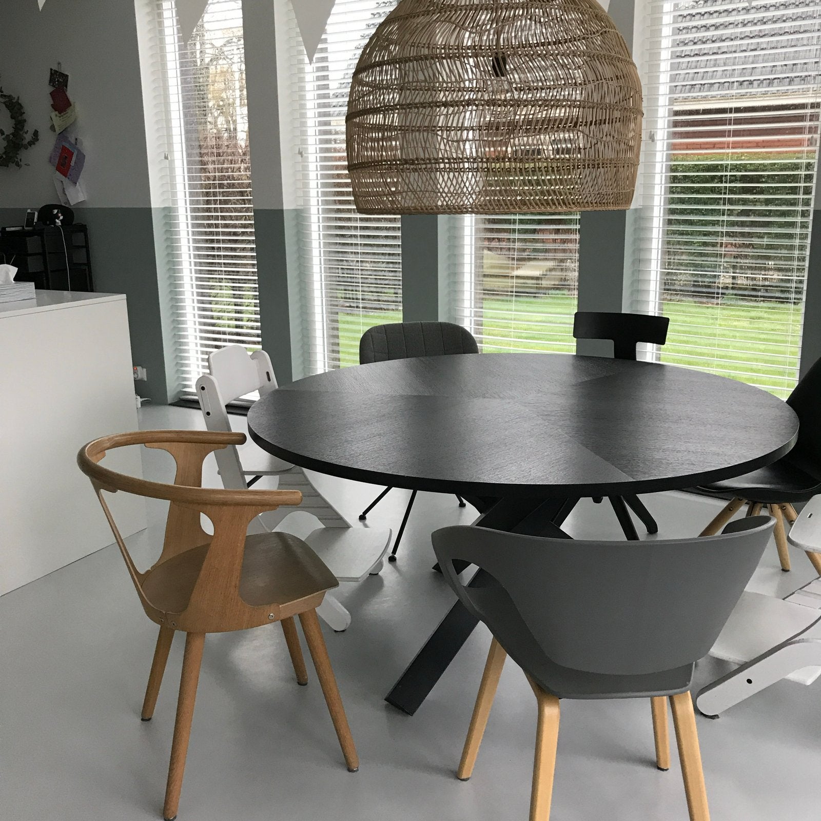 Grote ronde zwarte tafel, diameter 150 cm, Huis en Inrichting, Tafels | Eettafels, Ophalen, Overige materialen, Gebruikt, 100 tot 150 cm
