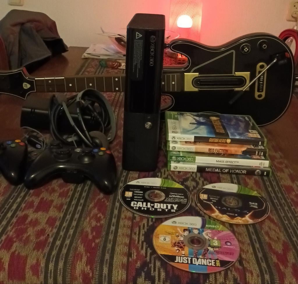Xbox 360e 250GB, 2 controllers, guitar, 7 games, Spelcomputers en Games, Spelcomputers | Xbox 360, Ophalen of Verzenden, Met 2 controllers