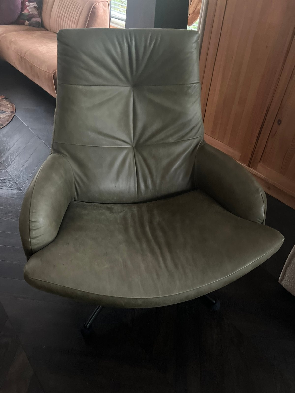 Prachtige leren groene fauteuil met hocker, Ophalen, Gebruikt, Modern, 50 tot 75 cm