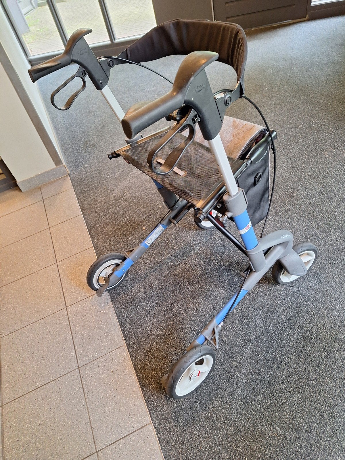 Foto 8 van Rollator lichtgewicht aluminium lees beschrijving nieuwstaat