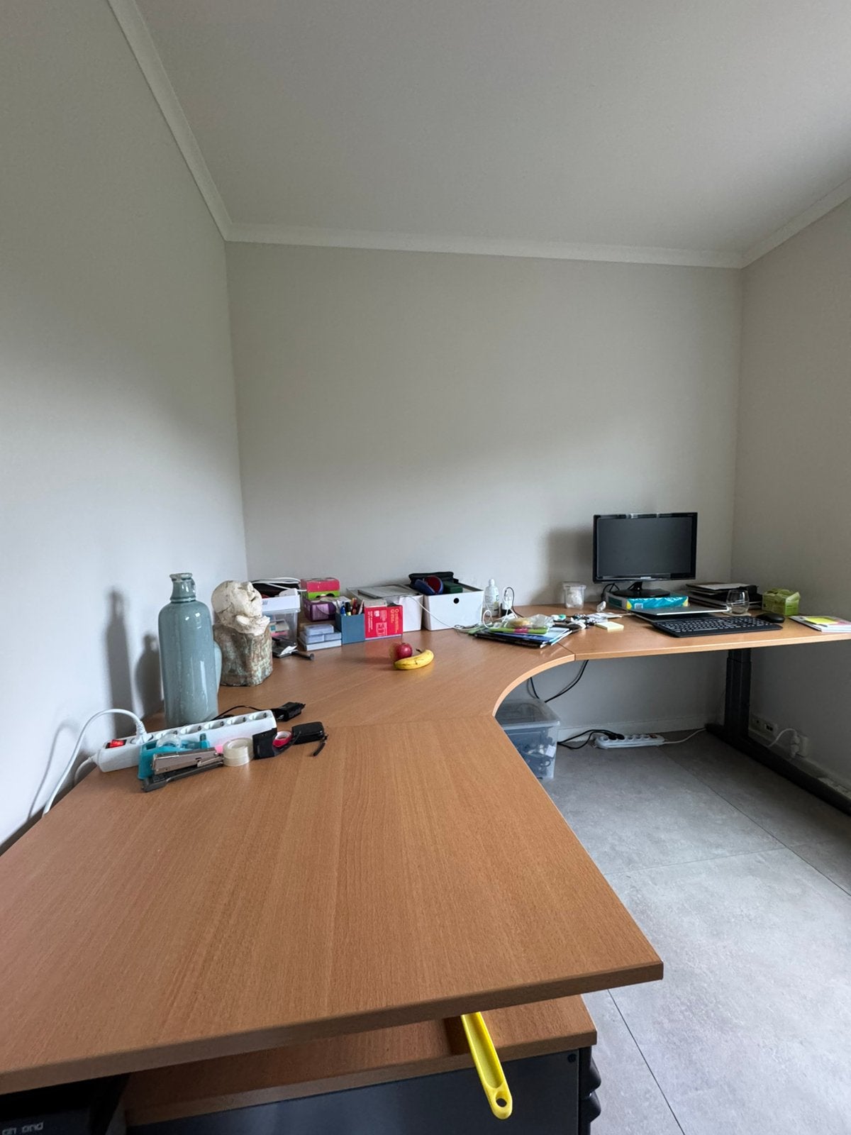 AHREND hoekbureau 2,40 bij 1,80 meter. Nieuwpr. 550, nu 249., Ophalen