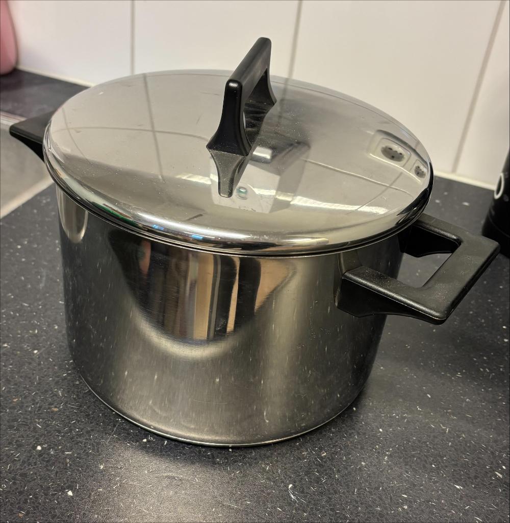 Nette pannen, Ophalen, Zo goed als nieuw, Rvs, Pannenset