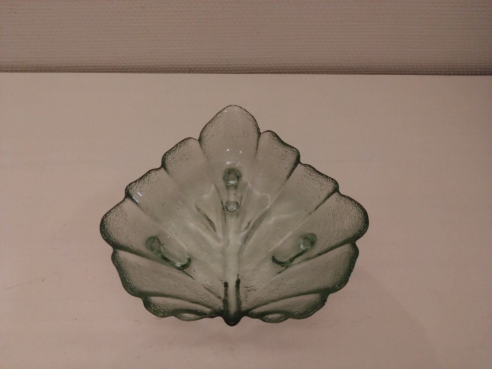 Vintage bladvormige glazen schaal - Groen glas, Antiek en Kunst, Antiek | Schalen, Ophalen of Verzenden
