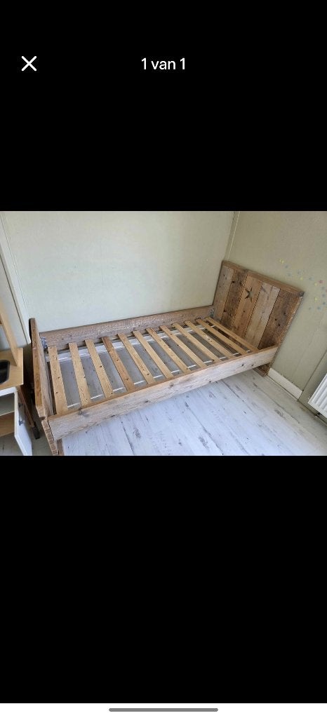 Bed, Ophalen, 85 tot 100 cm, Zo goed als nieuw, Lattenbodem