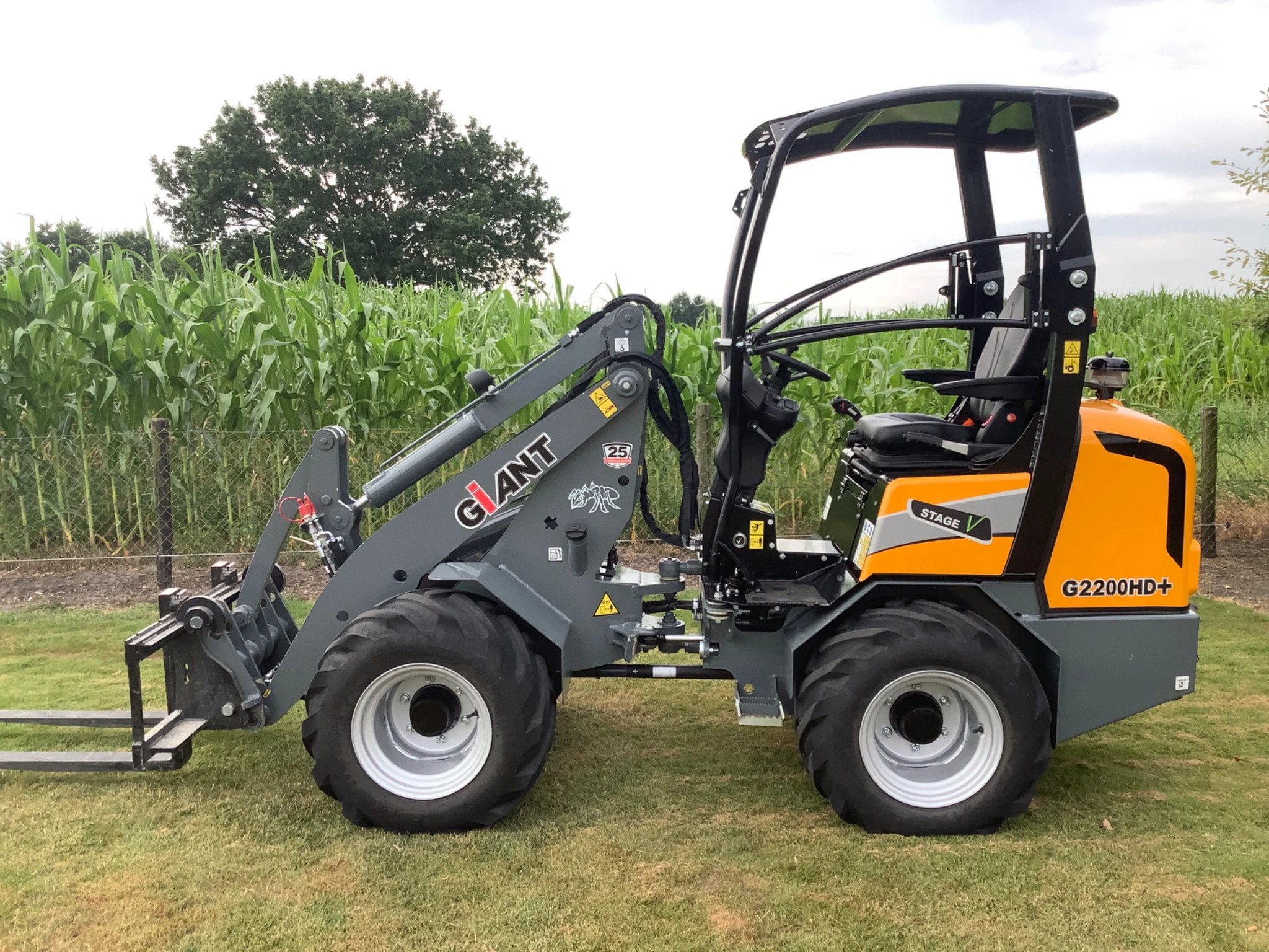 Giant g2200HD+ 101 uur met bak en vorken. (bj 2021), Zakelijke goederen, Machines en Bouw | Kranen en Graafmachines, Wiellader of Shovel