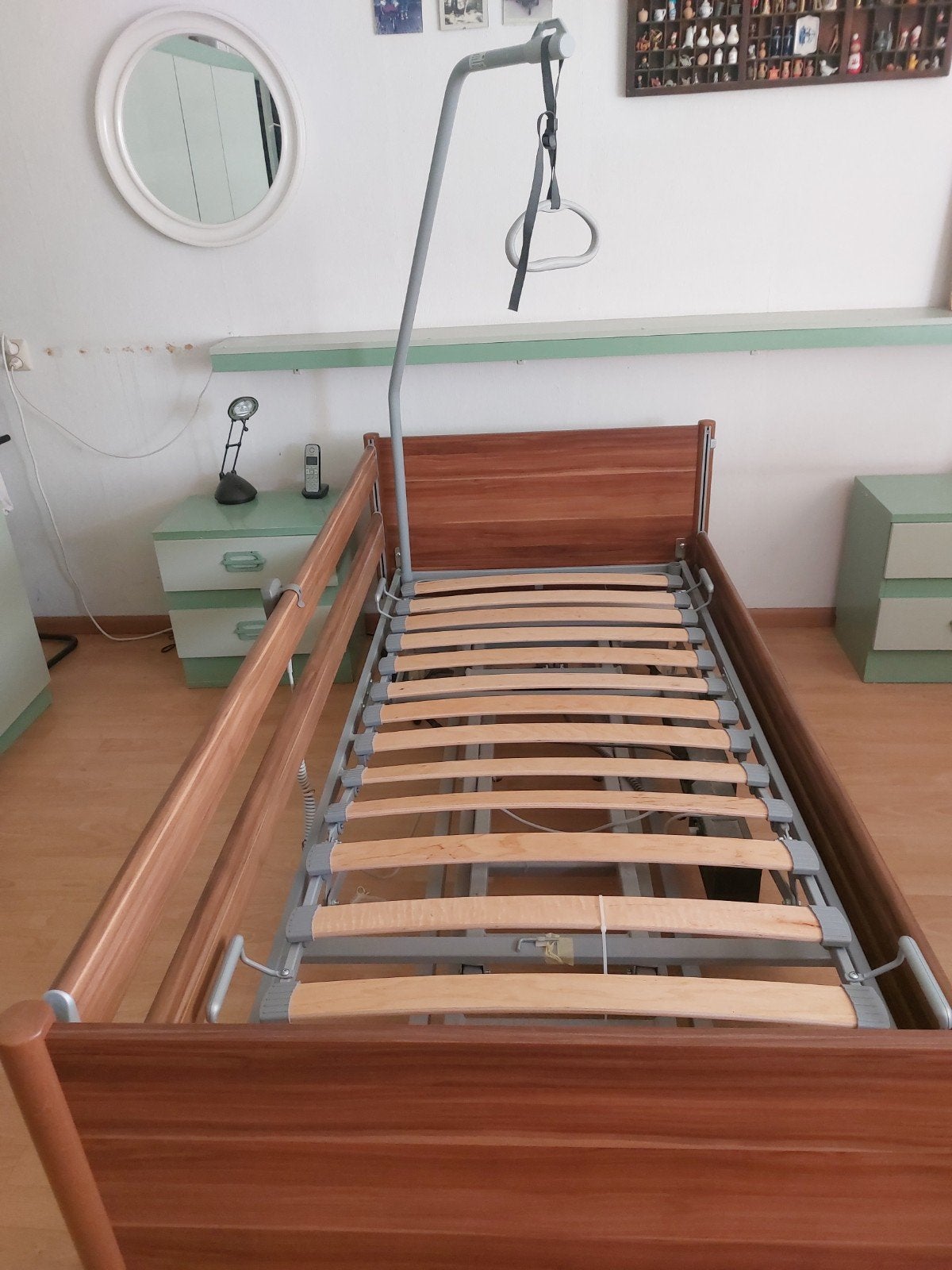 Te koop seniorenbed electrisch te bedienen, Huis en Inrichting, Slaapkamer | Bedden, Ophalen, Eenpersoons, Hout