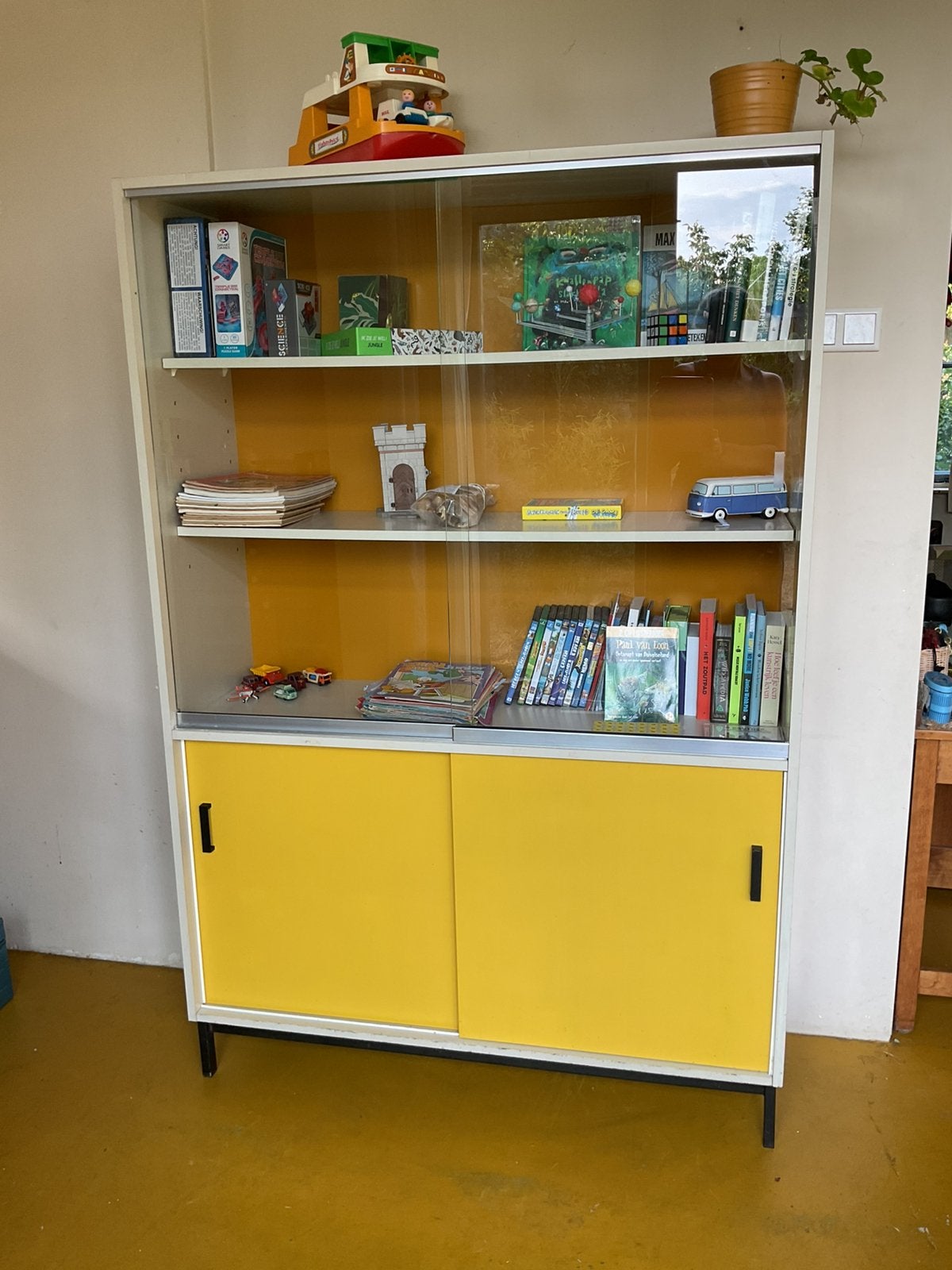 Vintage Eromes vritrinekast, Huis en Inrichting, Ophalen, Met plank(en), Minder dan 50 cm, Gebruikt
