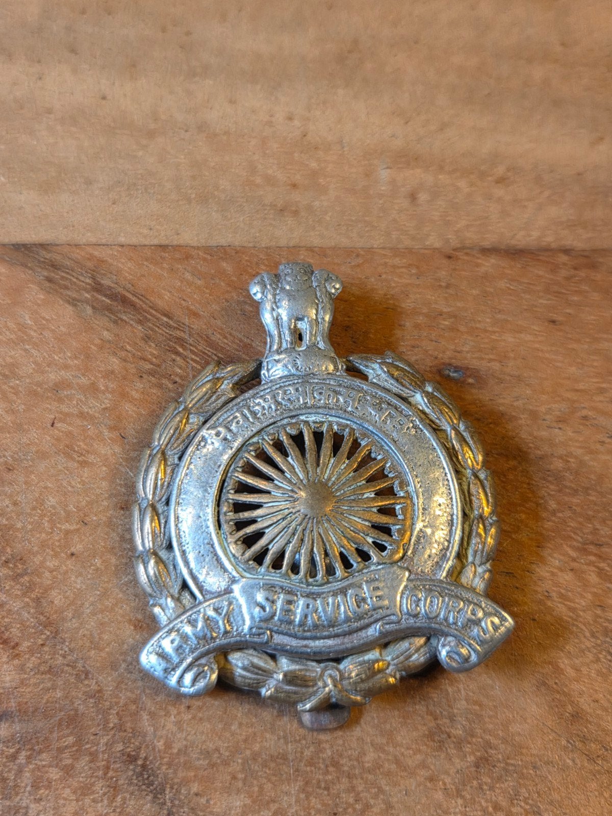 baret embleem indian army service corps, Ophalen of Verzenden, Landmacht, Overige gebieden, Embleem of Badge