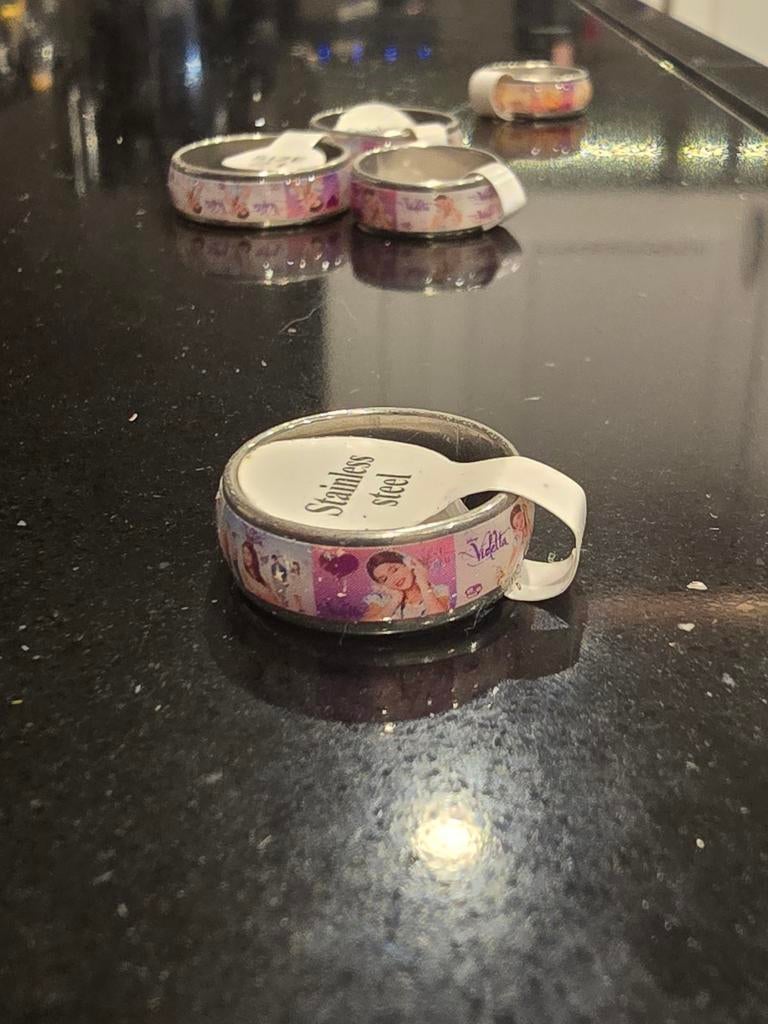 Roestvrijstalen ring met Violetta-afbeeldingen maat 20, 18 tot 19, Overige kleuren, IJzer of Staal, Nieuw