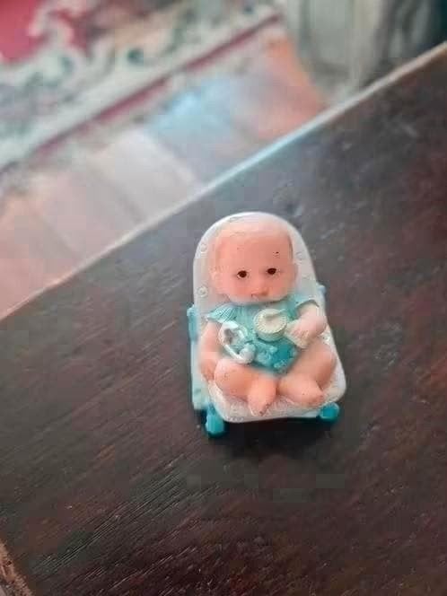 Polyresin popje 4 cm in wipstoel, Kinderen en Baby's, Speelgoed | Poppen, Ophalen of Verzenden