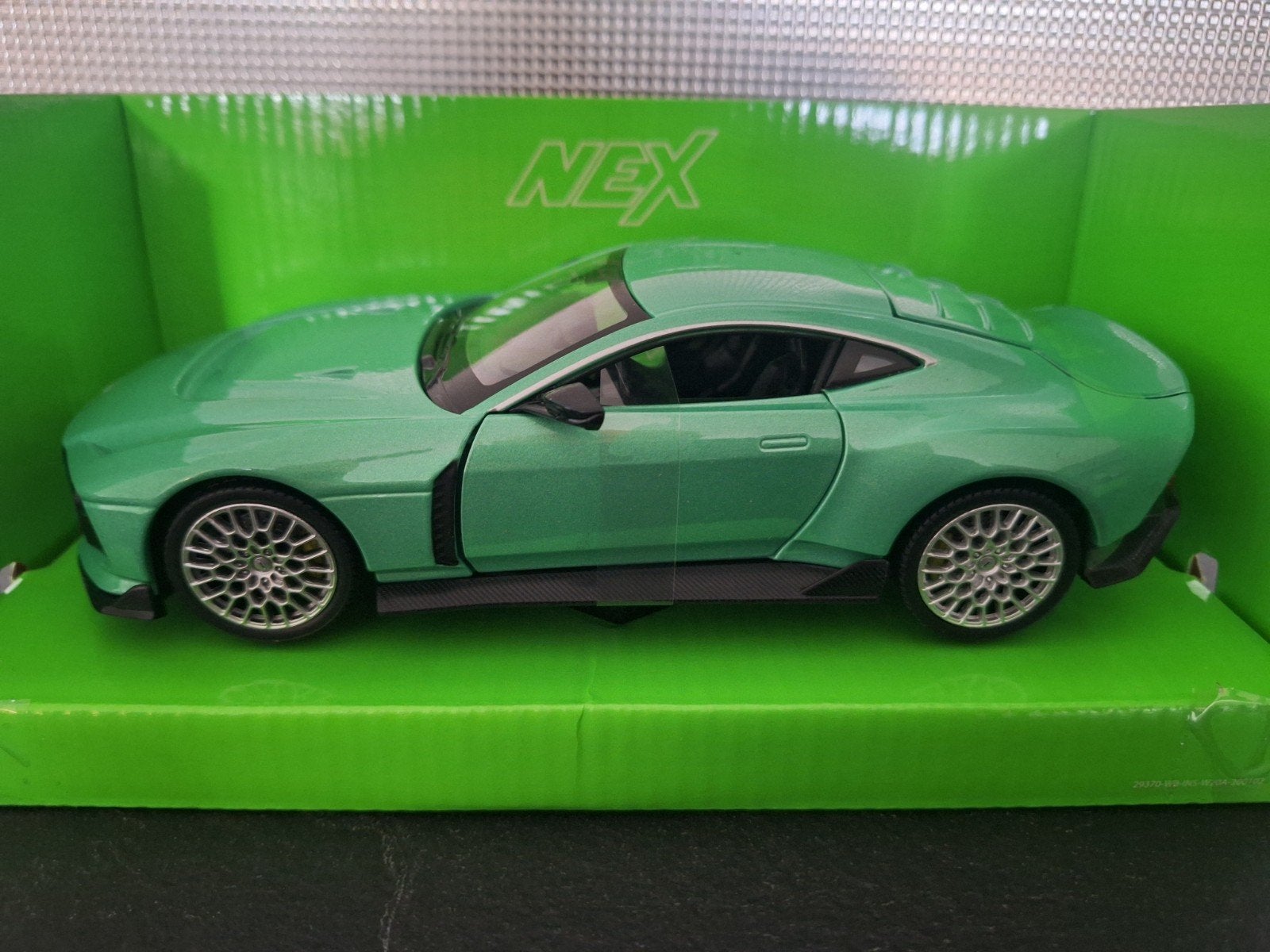 Aston Martin Valour Schaal 1:24, Hobby en Vrije tijd, Modelauto's | 1:24, Auto, Nieuw, Ophalen of Verzenden, Welly