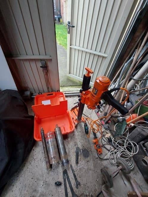 Spit sd80 diamantboormachine  bijna nieuw met boren  statief, Doe-het-zelf en Verbouw, Gereedschap | Boormachines, Ophalen, 600 watt of meer