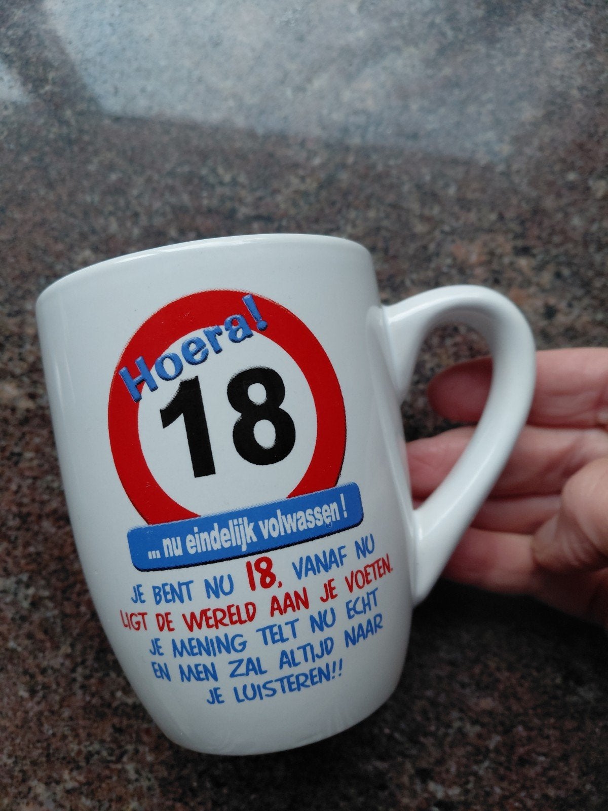 Mok 'Hoera! 18 - nu eindelijk volwassen!', Ophalen of Verzenden, Overige stijlen, Kop(pen) en/of Schotel(s)
