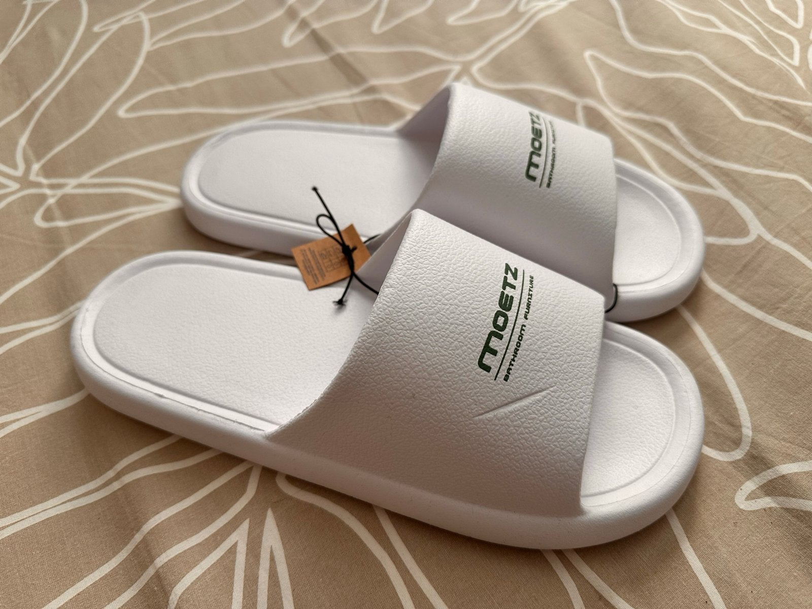 Nieuwe witte Moetz slippers, maat 42, Slippers, Wit, Nieuw, Ophalen of Verzenden