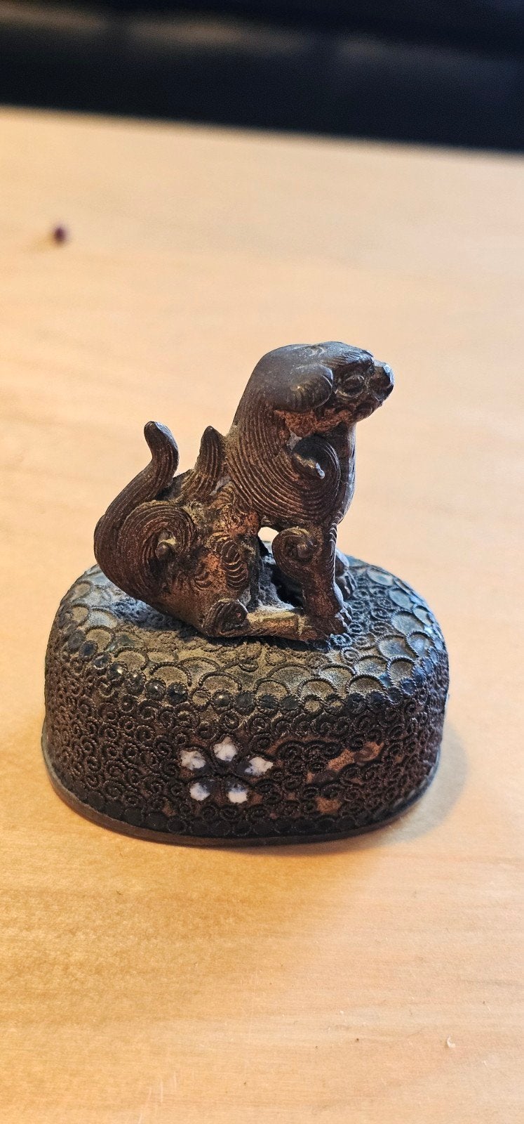 Antiek bronzen foo dog beeldje op voetstuk, Antiek en Kunst, Antiek | Overige Antiek, Ophalen of Verzenden