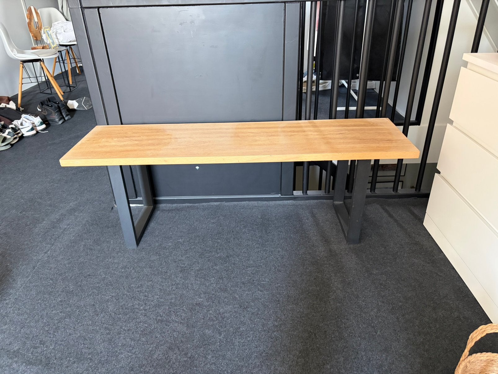 Sidetable hout en staal, Ophalen, 100 tot 150 cm, Zo goed als nieuw, 25 tot 50 cm