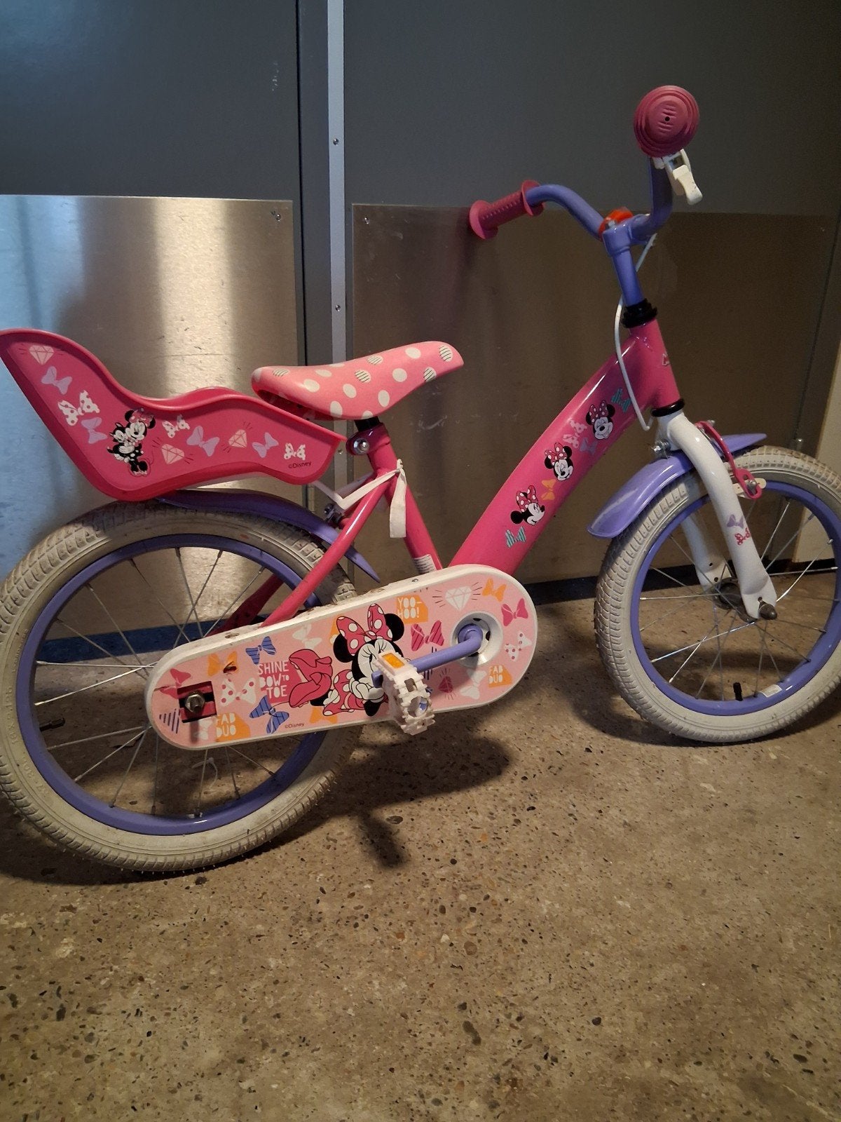 Minnie Mouse kinderfiets 16 inch met poppenstoeltje, Fietsen en Brommers, Fietsen | Kinderfietsjes, Ophalen of Verzenden