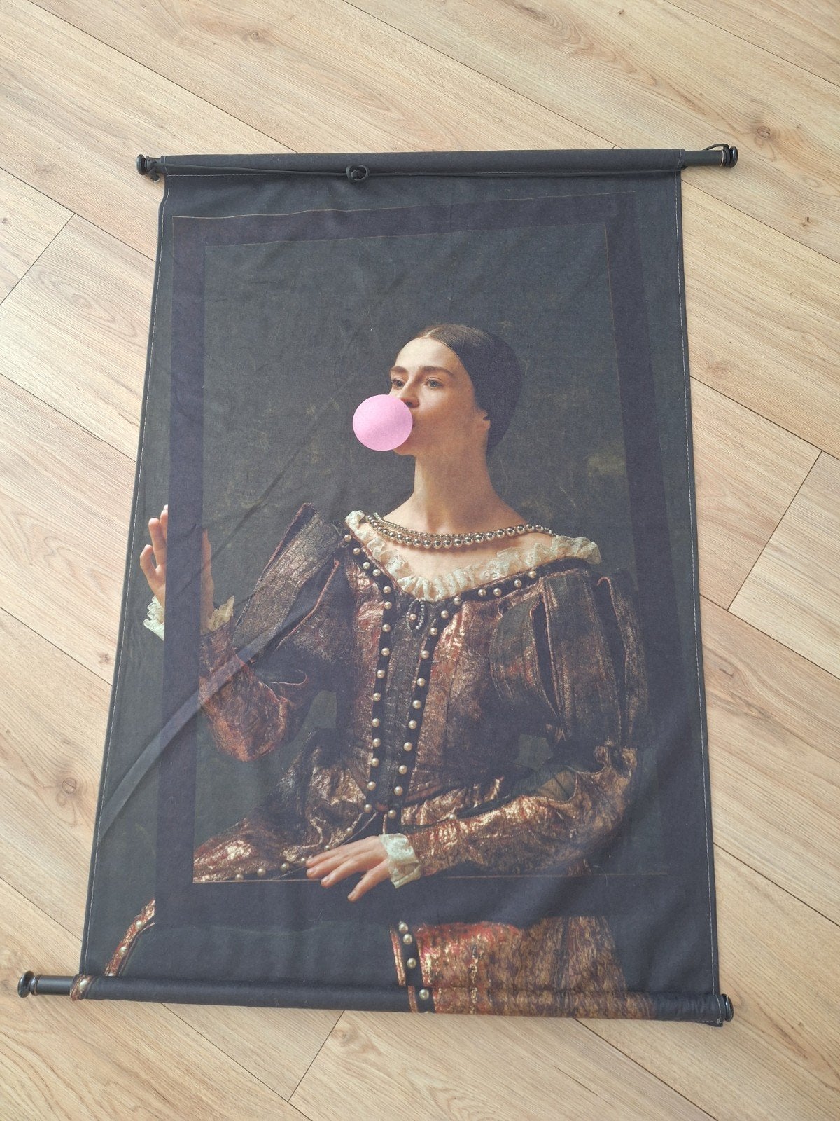 Wandkleed Dame met kauwgombal - Modern en Uniek, Ophalen, Meerkleurig, Zo goed als nieuw, Modern