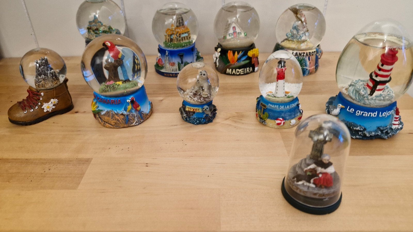 Snow globe souvenirs.  Diverse., Ophalen