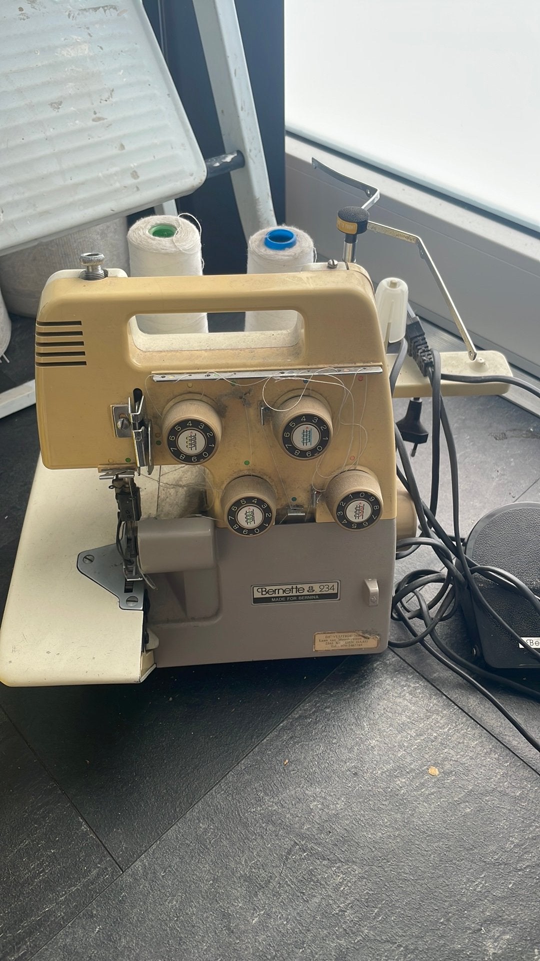BERNETTE 234 overlockmachine, Hobby en Vrije tijd, Naaimachines en Toebehoren, Ophalen, Zo goed als nieuw, Lockmachine, Bernina