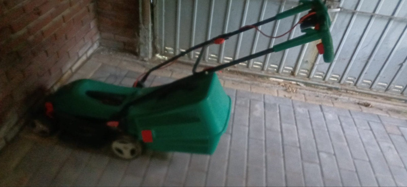 gratis ophalen elektrische grasmaaier en strimmer, Ophalen, Bosch (grastrimmer), Gebruikt, Elektrische grasmaaier