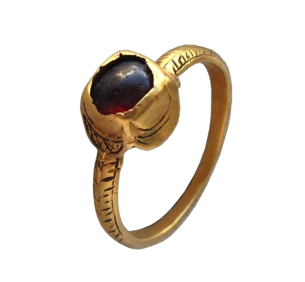 Bodemvondst 16e eeuws gouden ring met granaatsteen, Verzenden, Goud