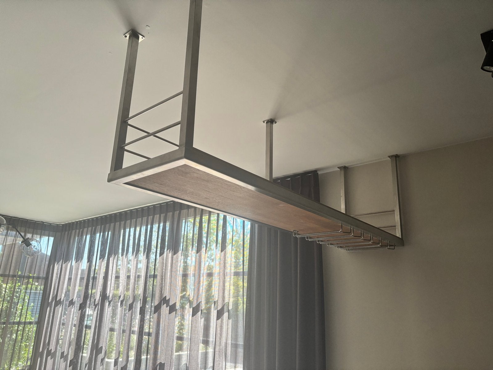 Wijnrek plafondbevestiging - Aluminium frame met houten plan, Ophalen, Zo goed als nieuw, Hout, 5 tot 15 flessen