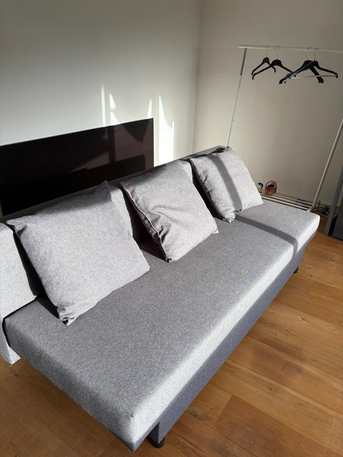 IKEA ASARUM slaapbank grijs, 3-zits met opbergruimte, Huis en Inrichting, Ophalen, Zo goed als nieuw, Twijfelaar, Grijs