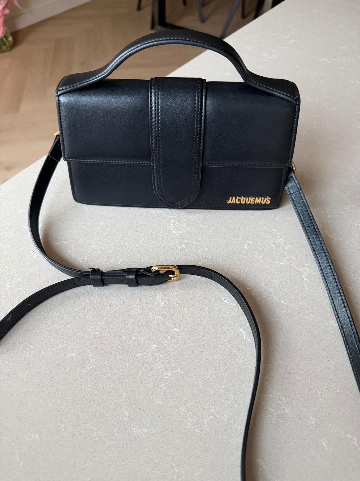 Jacquemus zwarte tas - Zo goed als nieuw, Sieraden, Tassen en Uiterlijk, Tassen | Damestassen, Ophalen, Zo goed als nieuw, Zwart