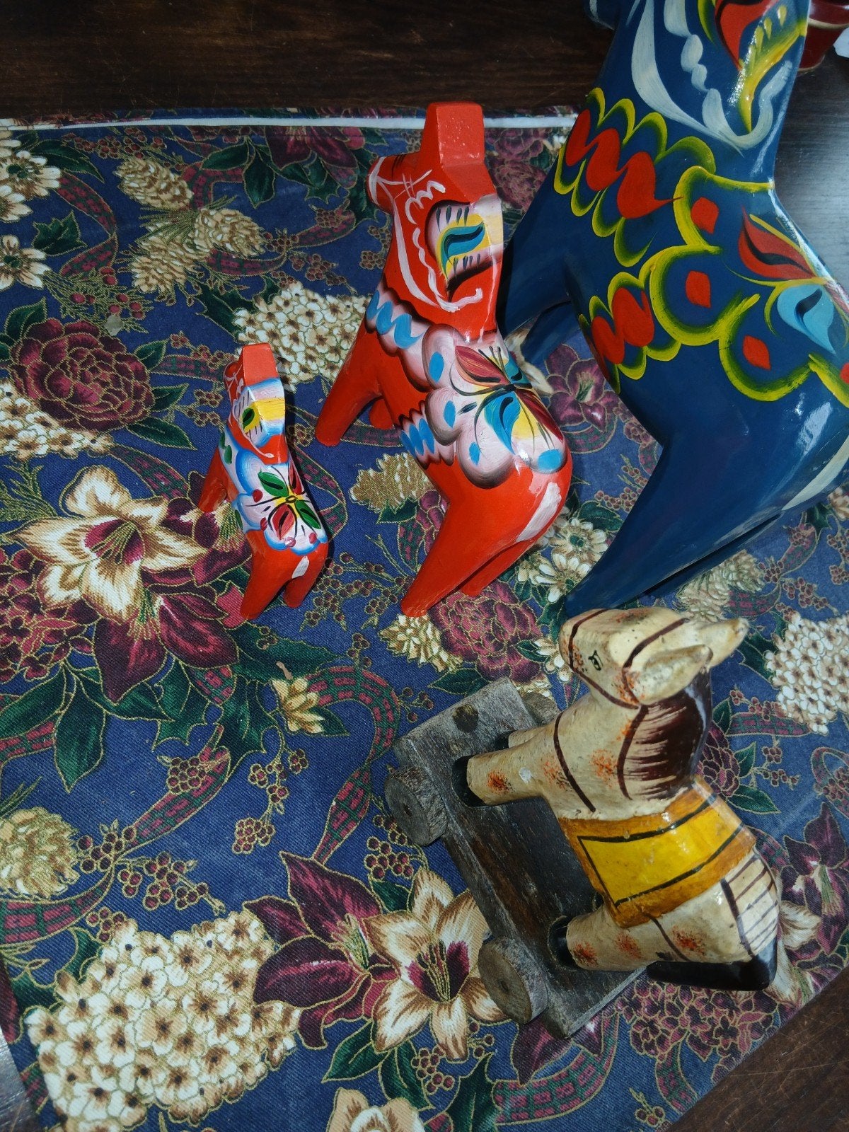 Set van houtsnij 4 Dala paarden en een houten ezel, Antiek en Kunst, Overige onderwerpen, Houtsnijwerk, Blauw, Ophalen of Verzenden
