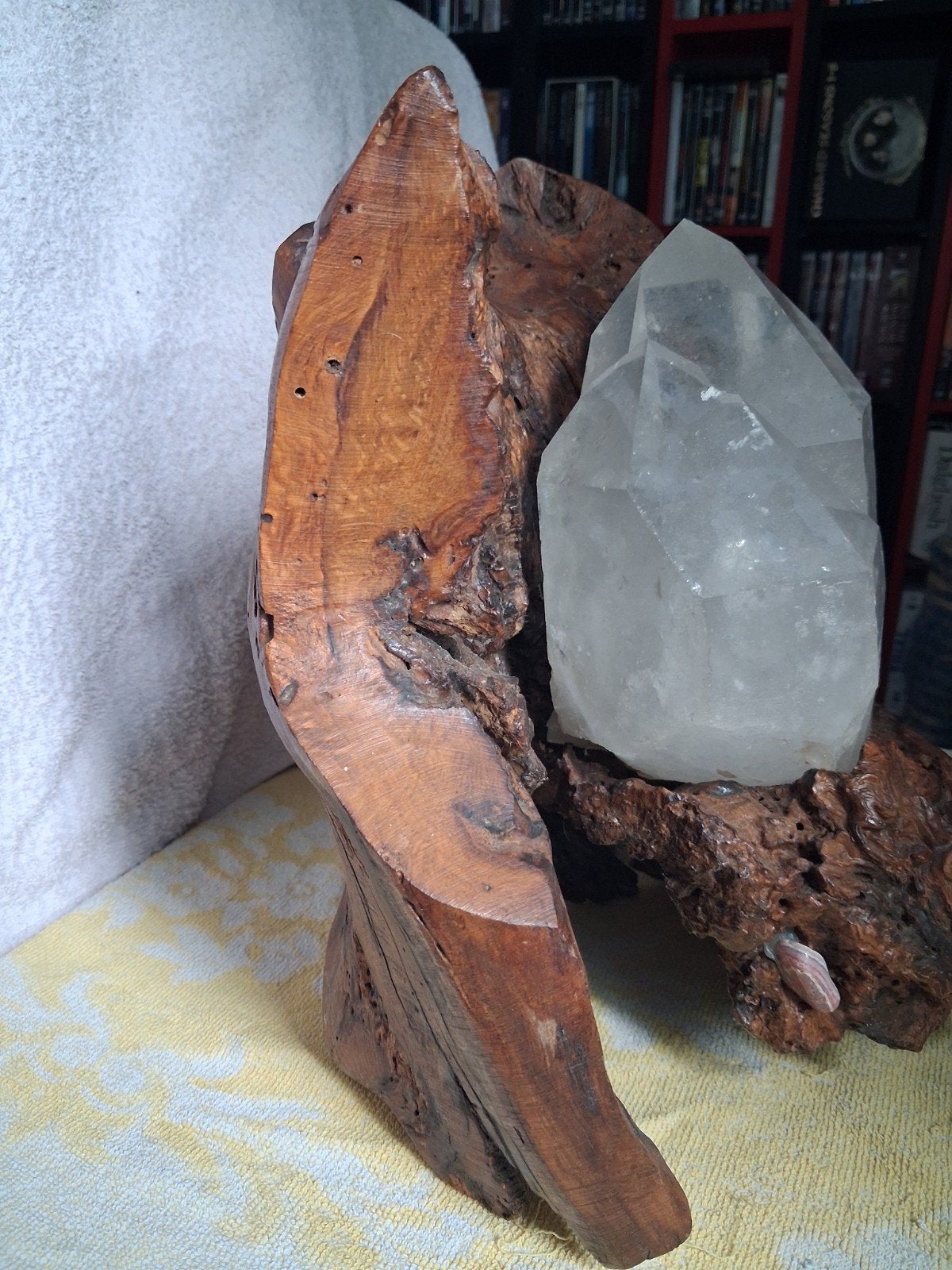 Unieke houtsculptuur met diverse edelstenen, Ophalen of Verzenden, Mineraal