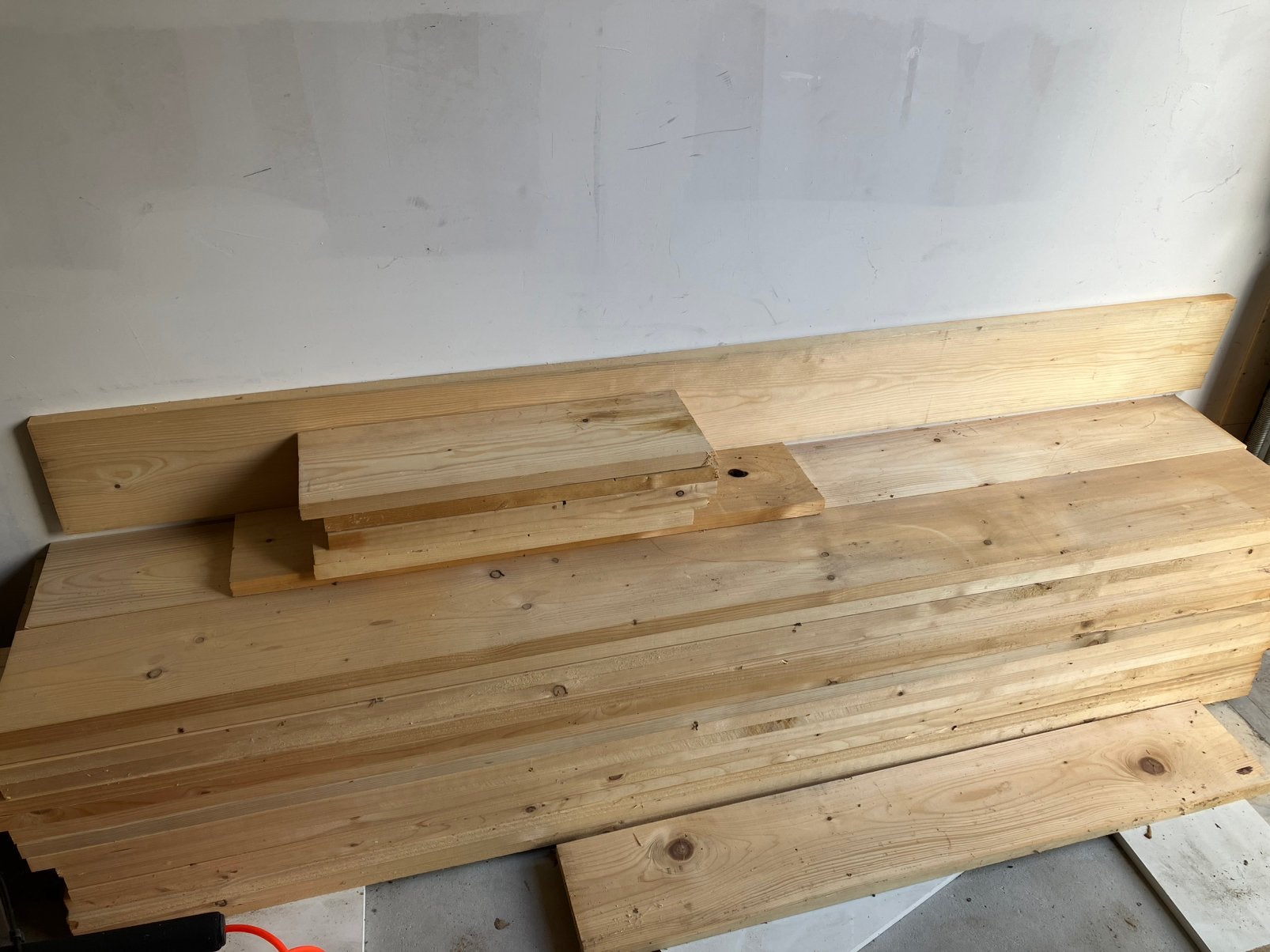 Ong 32 planken geschaafd hout, Doe-het-zelf en Verbouw, Ophalen, Zo goed als nieuw, Hout, 20 tot 50 mm
